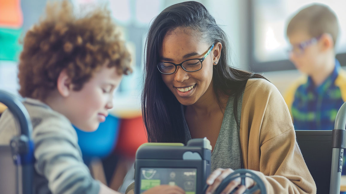 Lehrerin und Schüler lernen digital